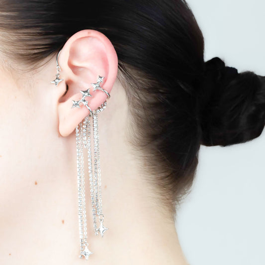 Cercel ear cuff cu lanțuri fine și stele strălucitoare - Argintiu cosmic